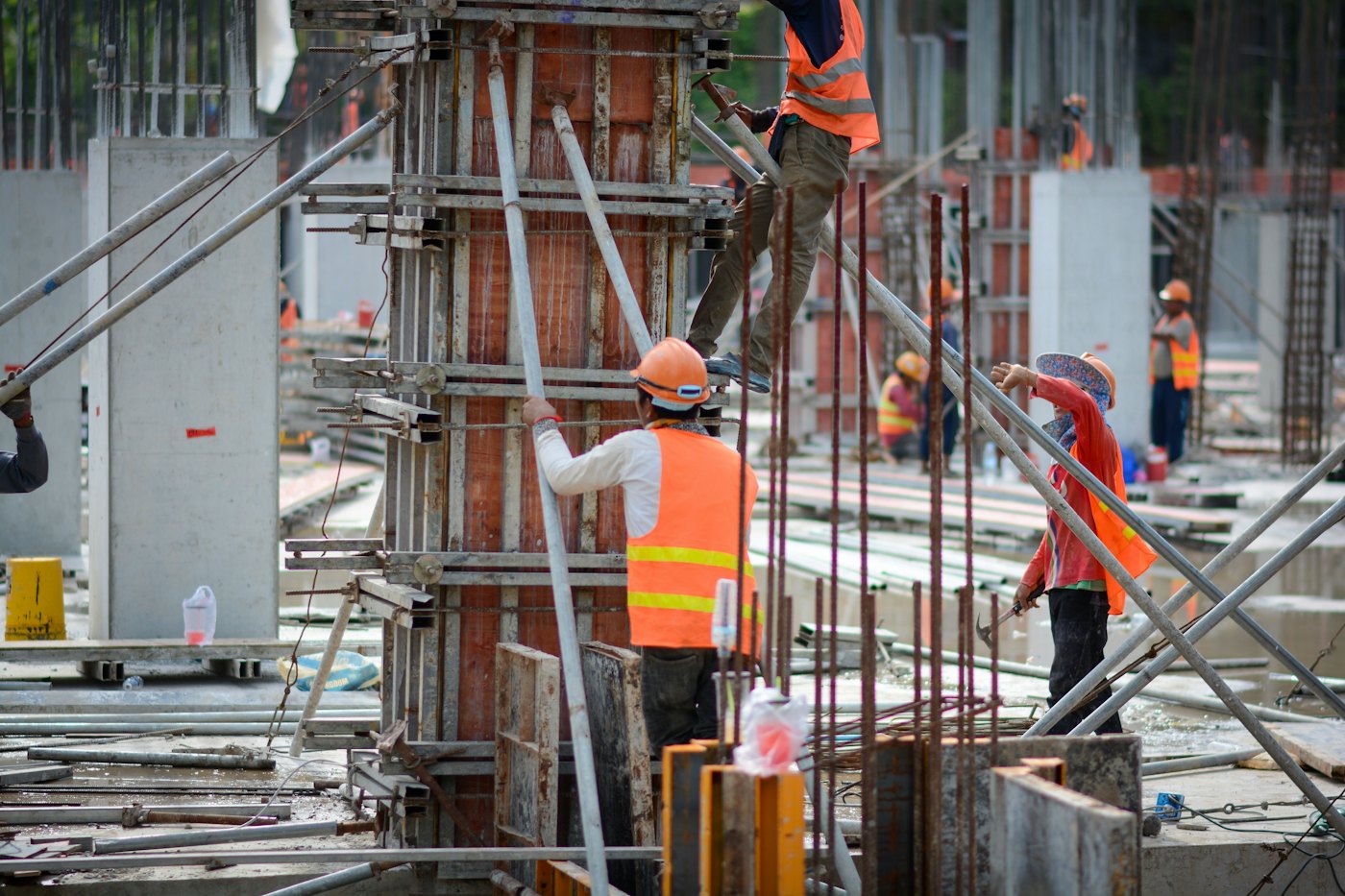 Equipo trabajando en una obra