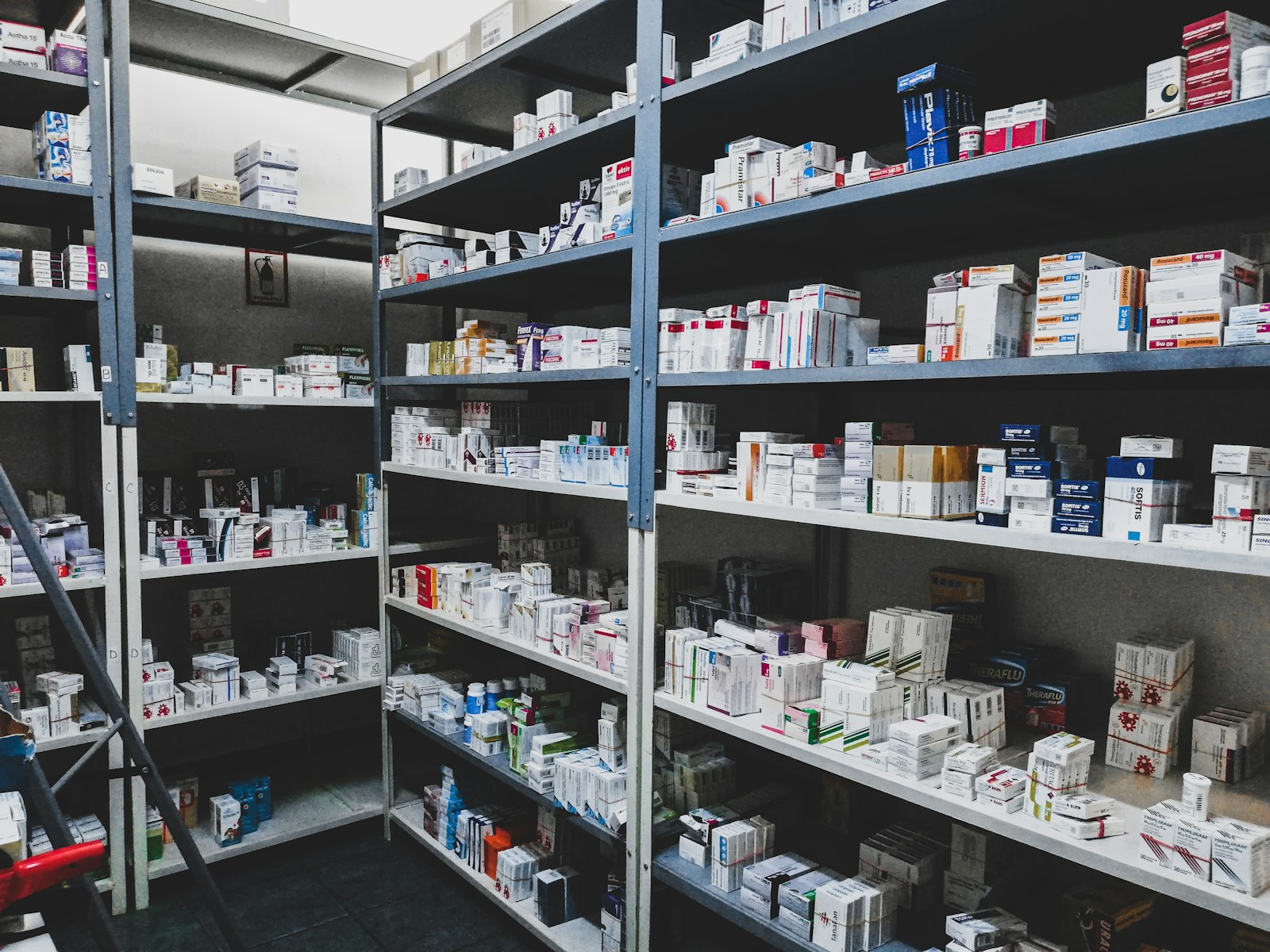 Estantes con medicamentos y material hospitalario